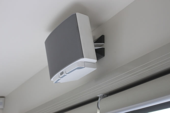 White Sonos Play 5 Speaker On Wall Mount Bracket Side View Jpg